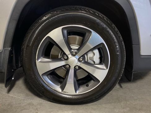 Used 2019 Jeep Cherokee Limited w/ Technology Group FWD image 12