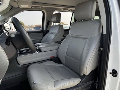 Used 2025 Ford Expedition Active image 28