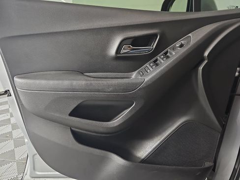 Used 2020 Chevrolet Trax LS FWD image 24