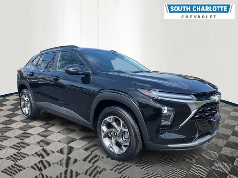 Used 2025 Chevrolet Trax LT w/ LT Convenience Package FWD image 3