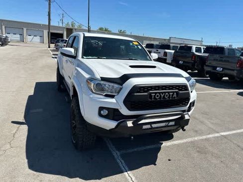 Used 2017 Toyota Tacoma TRD Sport AWD/4WD image 25