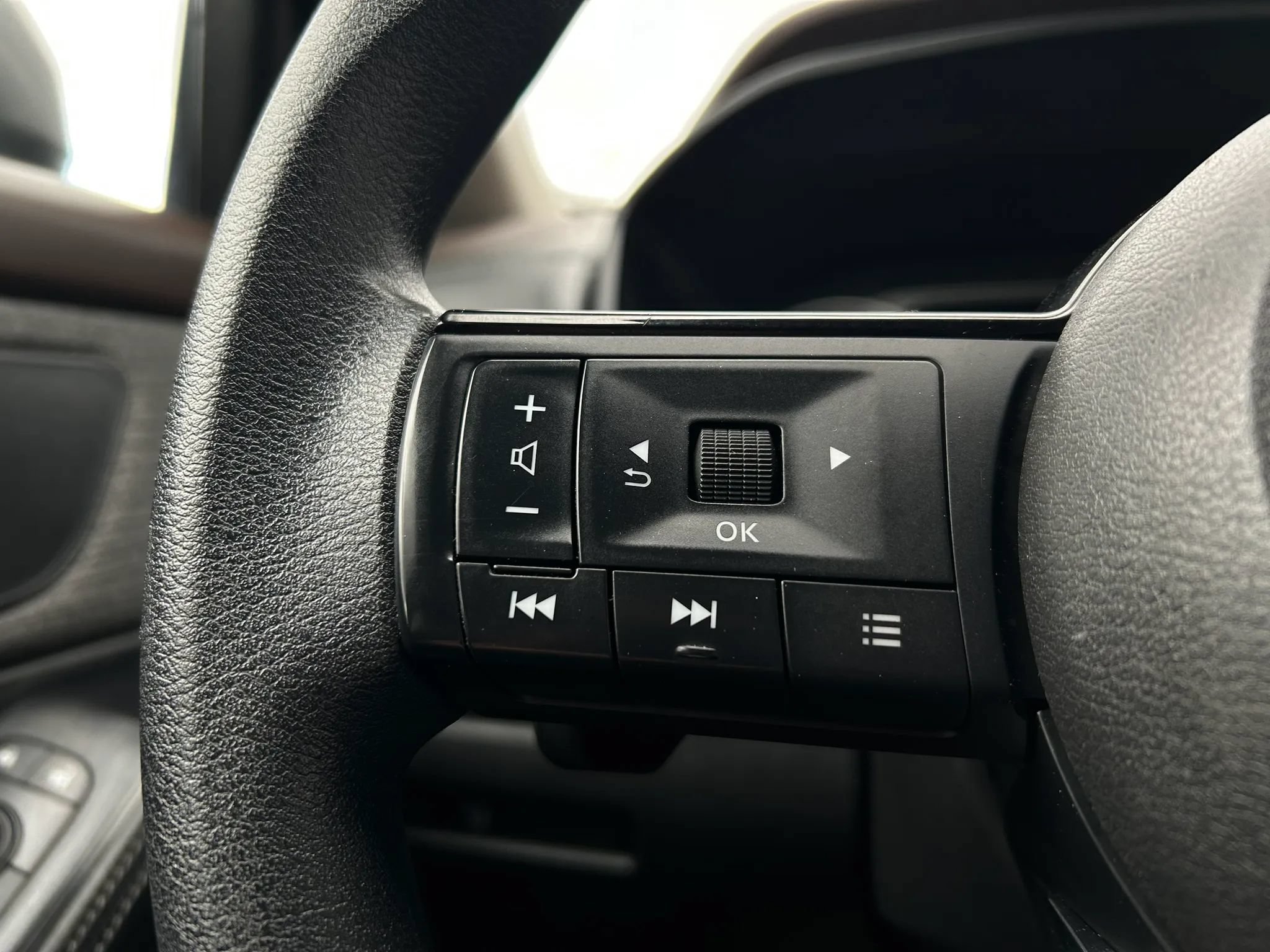 Used 2023 Nissan Rogue SV AWD/4WD image 22