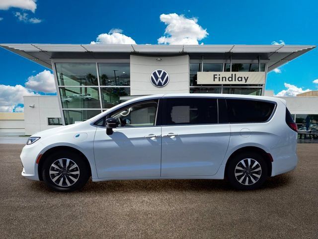 Used 2024 Chrysler Pacifica Limited FWD image 3