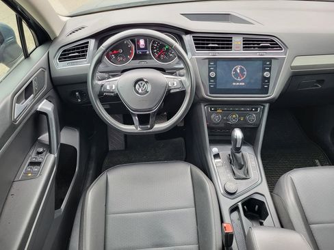 Used 2020 Volkswagen Tiguan SE w/ Panoramic Sunroof Package image 23