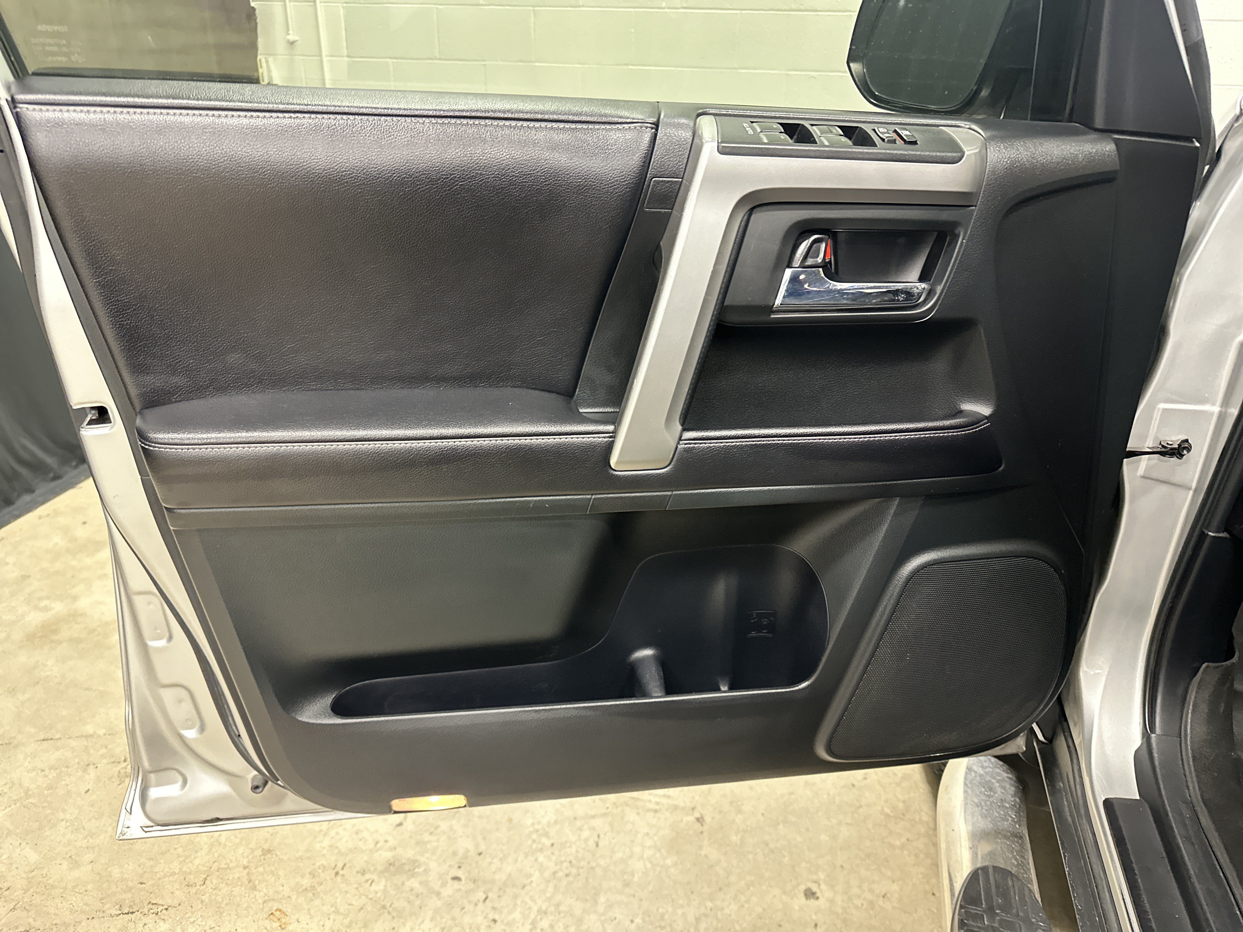 Used 2016 Toyota 4Runner SR5 Premium w/ Convenience Package AWD/4WD image 14
