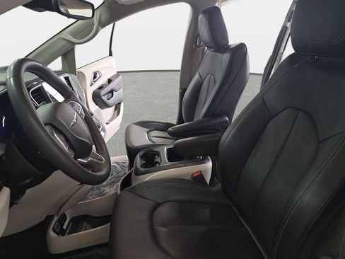 Certified 2024 Chrysler Pacifica Touring-L image 18