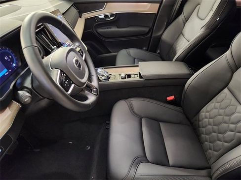 Used 2025 Volvo XC90 B5 Plus image 14