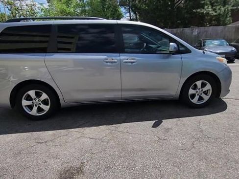 Used 2011 Toyota Sienna LE image 9