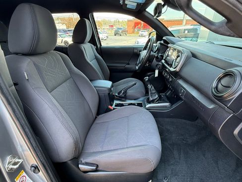 Used 2019 Toyota Tacoma TRD Sport AWD/4WD image 16