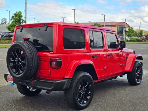 Used 2024 Jeep Wrangler Unlimited Sahara AWD/4WD image 5