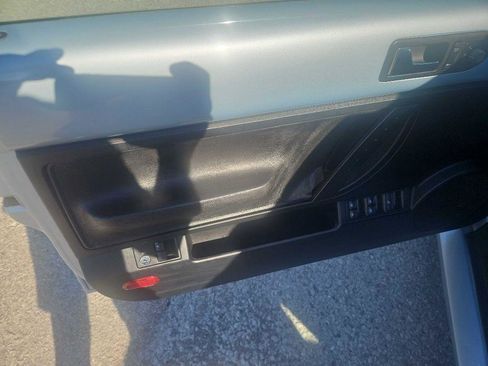 Used 2010 Volkswagen Beetle 2.5L Convertible image 2