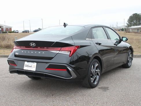 Used 2024 Hyundai Elantra SEL w/ Convenience Package image 19