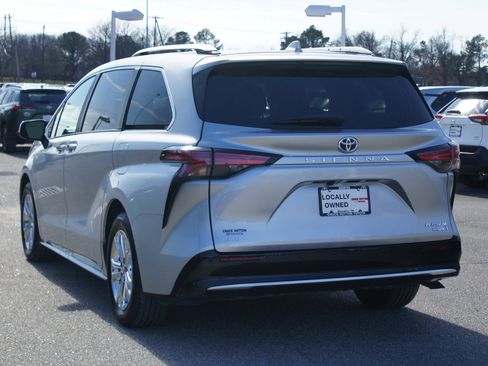 Used 2024 Toyota Sienna Platinum image 19