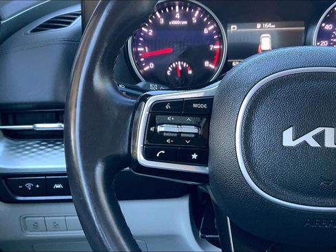 Used 2024 Kia Carnival LX image 20