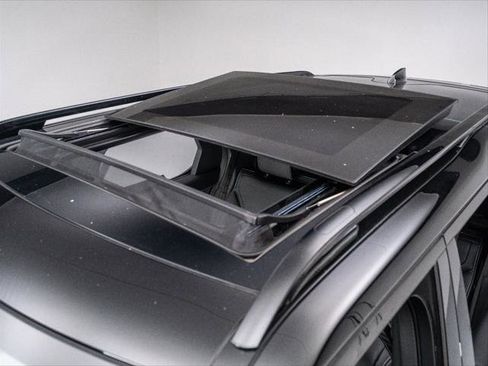 New 2025 Land Rover Discovery Dynamic SE image 11