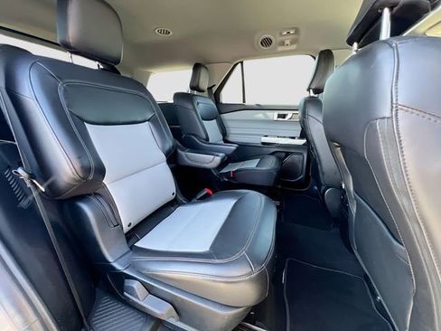 Used 2022 Ford Explorer XLT w/ Equipment Group 202A AWD/4WD image 32