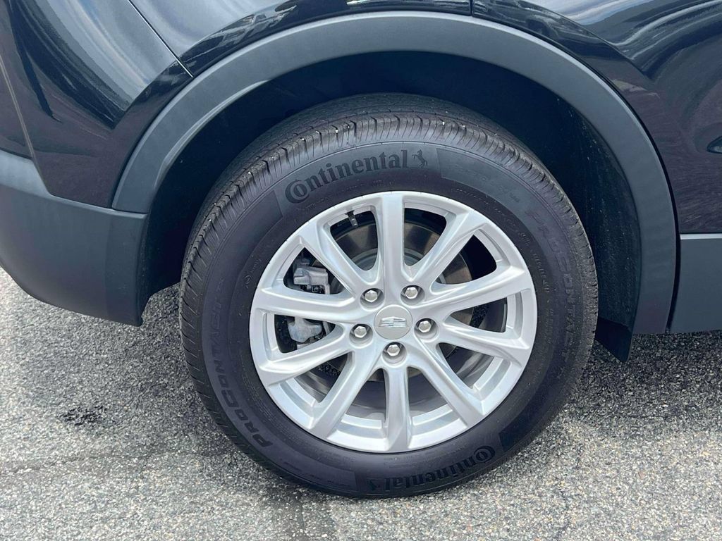 Used 2023 Cadillac XT4 Luxury w/ Cold Weather Package FWD image 10