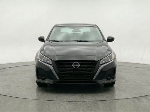 Used 2025 Nissan Altima 2.5 SV FWD image 2