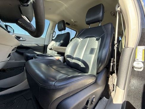 Used 2022 Chrysler Pacifica Touring-L image 11