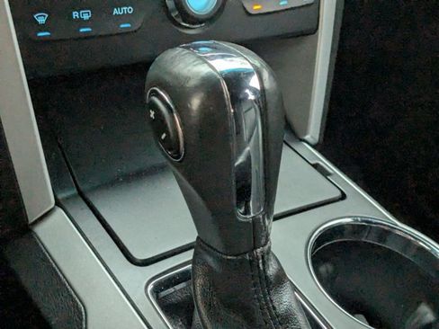 Used 2015 Ford Explorer XLT w/ Equipment Group 202B image 8