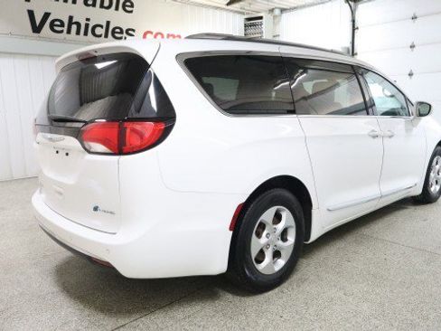 Used 2018 Chrysler Pacifica Touring-L FWD image 6
