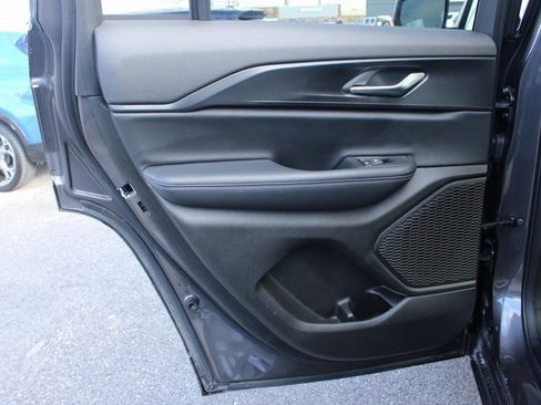 Used 2024 Jeep Grand Cherokee Laredo image 31