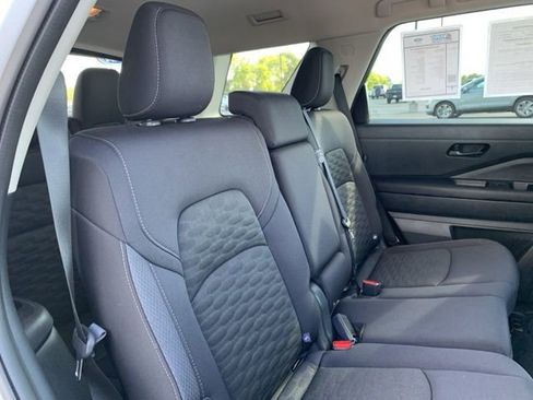 Used 2024 Nissan Pathfinder SV image 18