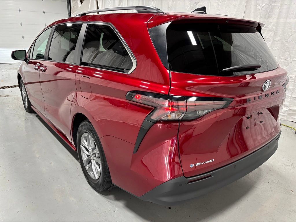 Used 2026 Toyota Sienna XLE AWD/4WD image 5