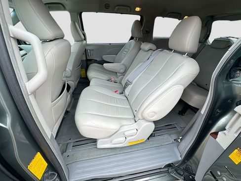 Used 2014 Toyota Sienna XLE image 30