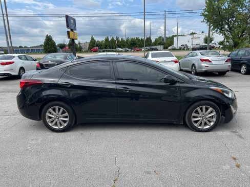 Used 2014 Hyundai Elantra SE w/ Option Group 02 FWD image 4