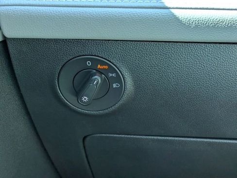 Used 2023 Volkswagen Taos SE w/ Panoramic Sunroof Package image 34