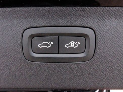 Used 2018 Volvo XC90 T6 Momentum w/ Convenience Package image 37