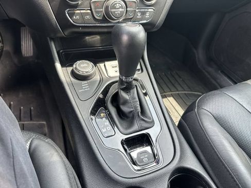 Used 2019 Jeep Cherokee Limited AWD/4WD image 24