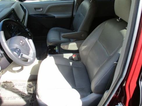Used 2018 Toyota Sienna XLE image 21