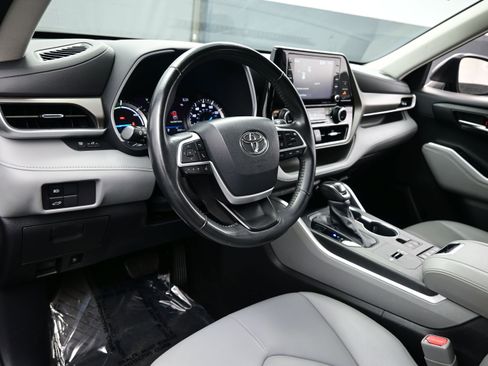 Used 2022 Toyota Highlander XLE AWD/4WD image 13