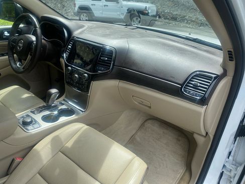 Used 2019 Jeep Grand Cherokee Overland AWD/4WD image 27