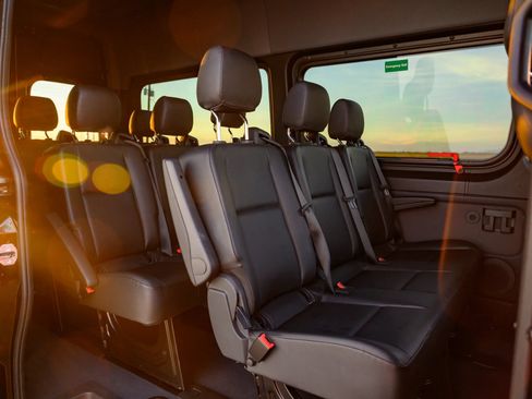 Used 2024 Mercedes-Benz Sprinter 2500 image 3