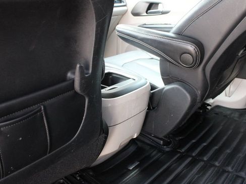 Used 2022 Chrysler Pacifica Touring-L w/ Uconnect Theater Family Group FWD image 23