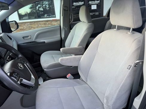 Used 2020 Toyota Sienna L image 3