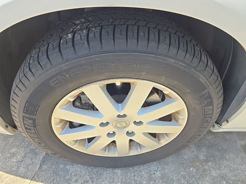 Used 2013 Chrysler Town & Country Touring FWD image 2