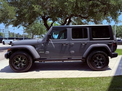 Used 2018 Jeep Wrangler Unlimited Sahara AWD/4WD image 9