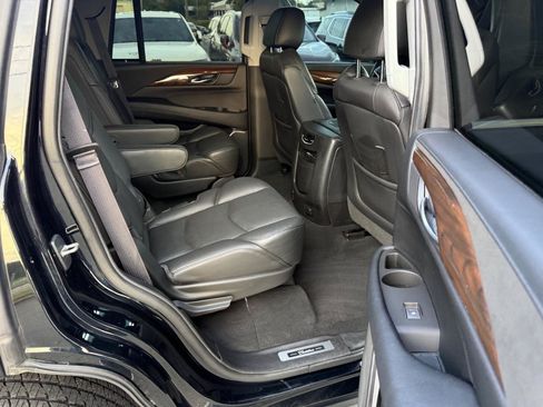 Used 2016 Cadillac Escalade Luxury AWD/4WD image 13