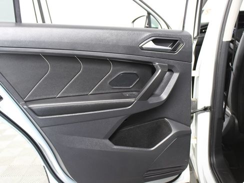 Used 2022 Volkswagen Tiguan SE w/ Panoramic Sunroof Package AWD/4WD image 30