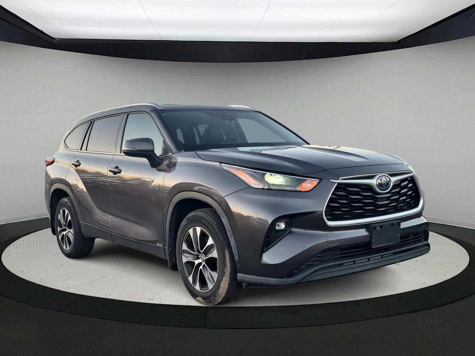 Used 2021 Toyota Highlander XLE AWD/4WD image 2