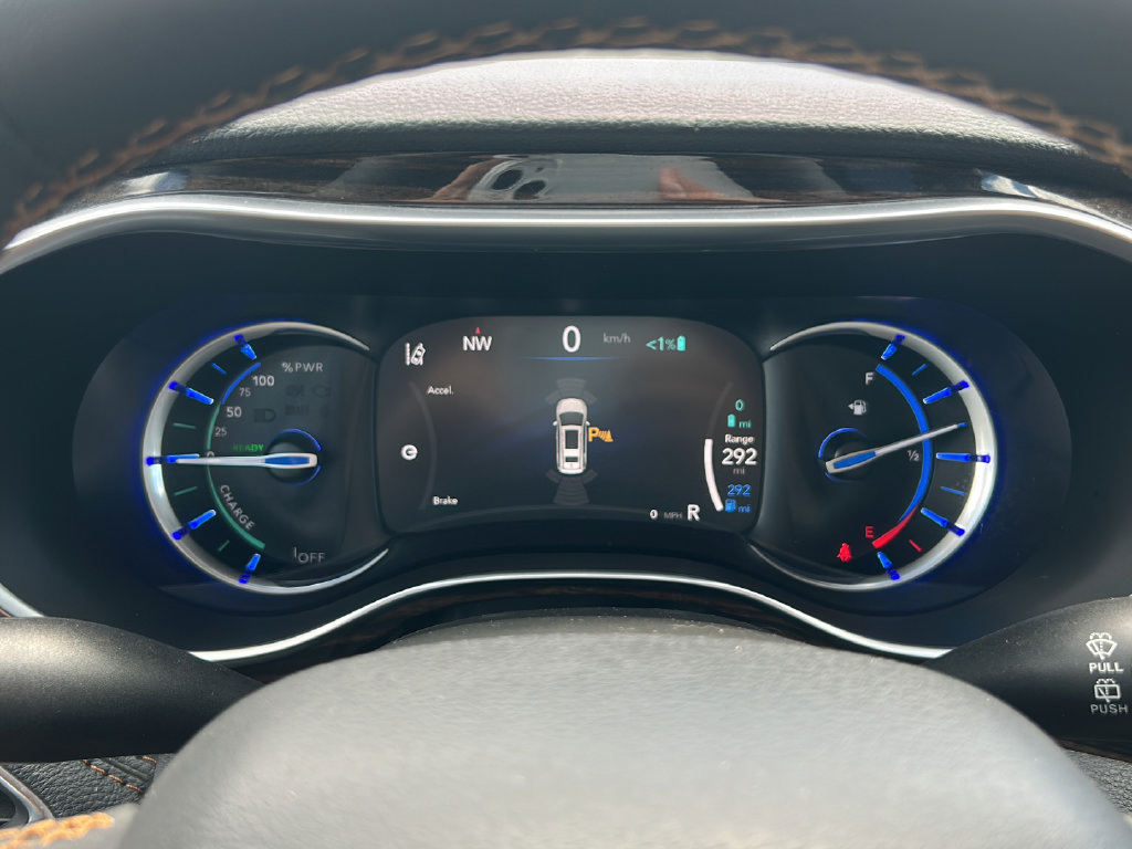 Used 2023 Chrysler Pacifica Pinnacle FWD image 29