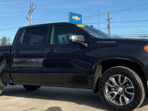 Used 2022 Chevrolet Silverado 1500 LT AWD/4WD image 3