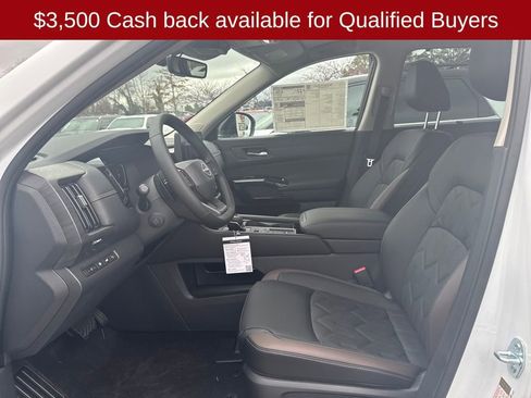 New 2026 Nissan Pathfinder Platinum image 18