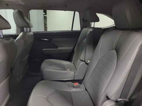 Used 2023 Toyota Highlander XLE AWD/4WD image 20