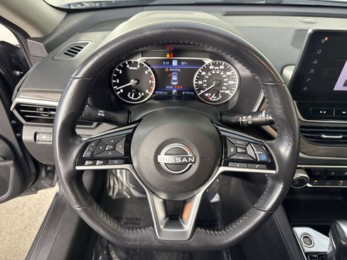 Used 2023 Nissan Altima 2.5 SV w/ SV Premium Package FWD image 12
