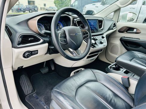 Used 2017 Chrysler Pacifica Touring-L FWD image 13